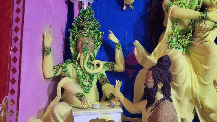 শরীয়তপুরে নজর কেড়েছে ধান দিয়ে তৈরি প্রতিমা