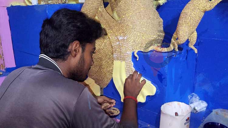 শরীয়তপুরে নজর কেড়েছে ধান দিয়ে তৈরি প্রতিমা