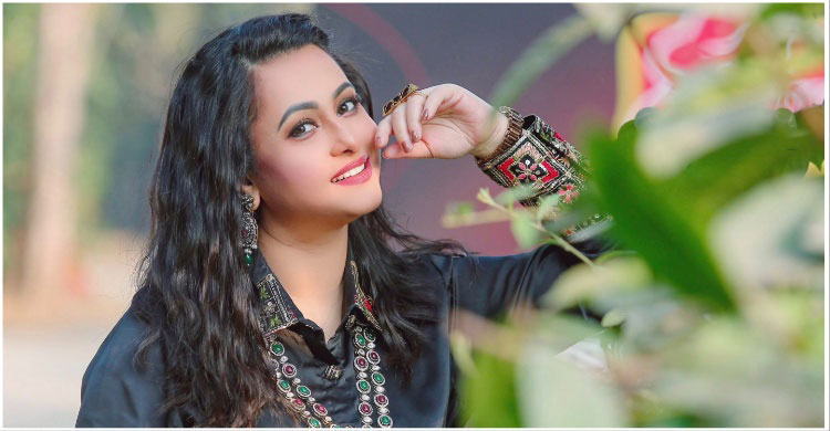 সোশ্যাল মিডিয়ায় সবার নজর কাড়েন পূর্ণিমা