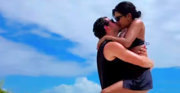 প্রিয়াঙ্কা-নিকের রোমান্সের ভিডিও ভাইরাল, প্রশংসায় অনুরাগীরা