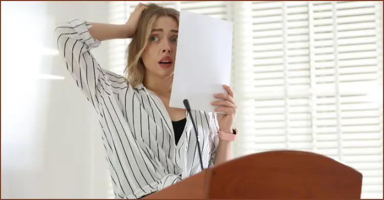 স্টেজে দাঁড়ালেই হাত-পা কাঁপে? এ ভয় কাটাবেন যেভাবে