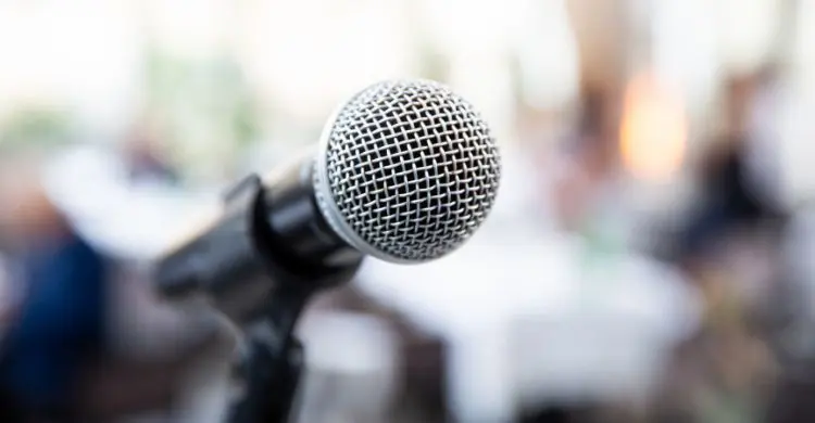 স্টেজে দাঁড়ালেই হাত-পা কাঁপে? এ ভয় কাটাবেন যেভাবে