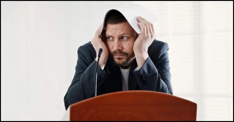 স্টেজে দাঁড়ালেই হাত-পা কাঁপে? এ ভয় কাটাবেন যেভাবে