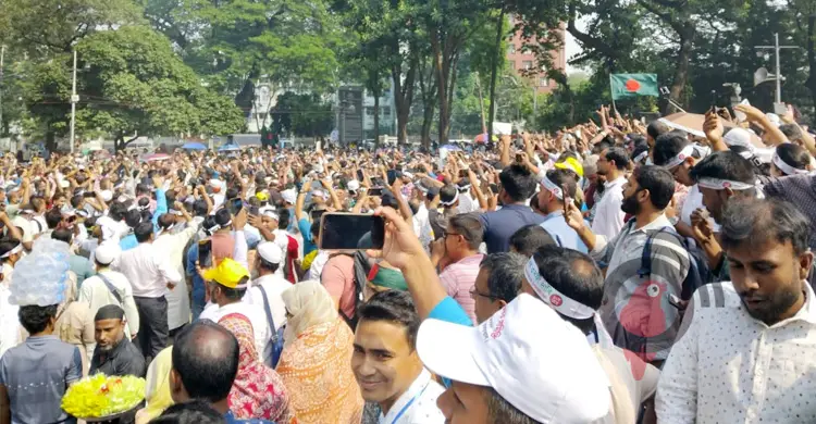 তৃতীয় দিনের মতো শহীদ মিনারে প্রাথমিক শিক্ষকদের অবস্থান