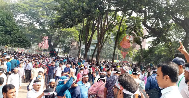 তৃতীয় দিনের মতো শহীদ মিনারে প্রাথমিক শিক্ষকদের অবস্থান