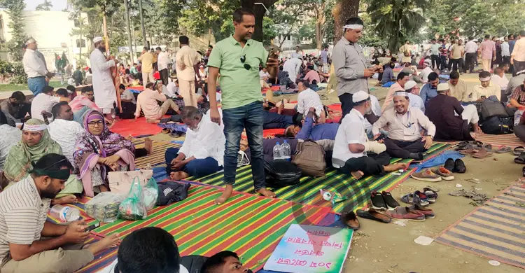 তৃতীয় দিনের মতো শহীদ মিনারে প্রাথমিক শিক্ষকদের অবস্থান
