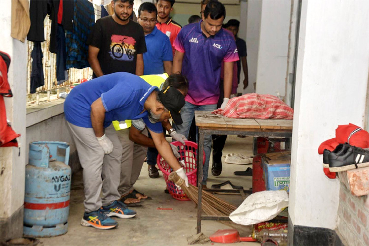 পবিপ্রবিতে পরিচ্ছন্নতা অভিযানে ঝাড়ু হাতে উপাচার্য