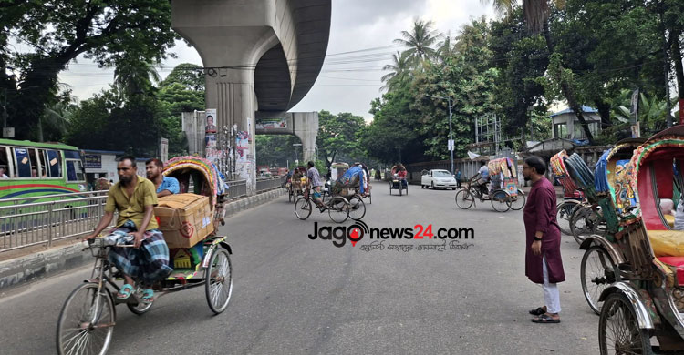 ফাঁকা রাস্তা চলে গেছে রিকশার দখলে/ছবি: জাগো নিউজ