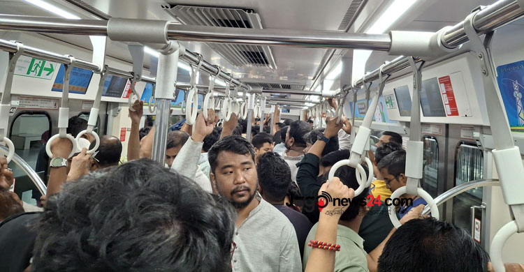 সহজ যাতায়াতের জন্য মেট্রোরেলে চড়া যাত্রীদের ভিড়/ছবি: জাগো নিউজ