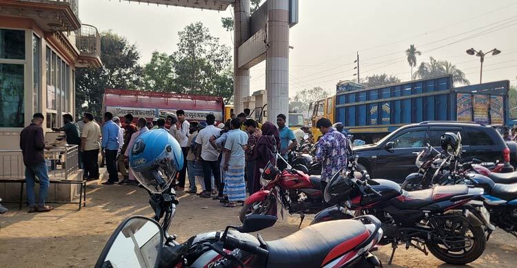 বিভিন্ন জেলায় তেল সংকট, পাম্পে উপচে পড়া ভিড়