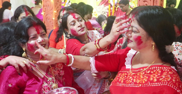 সিঁদুর খেলায় মাতলেন নারীরা, সন্ধ্যায় প্রতিমা বিসর্জন