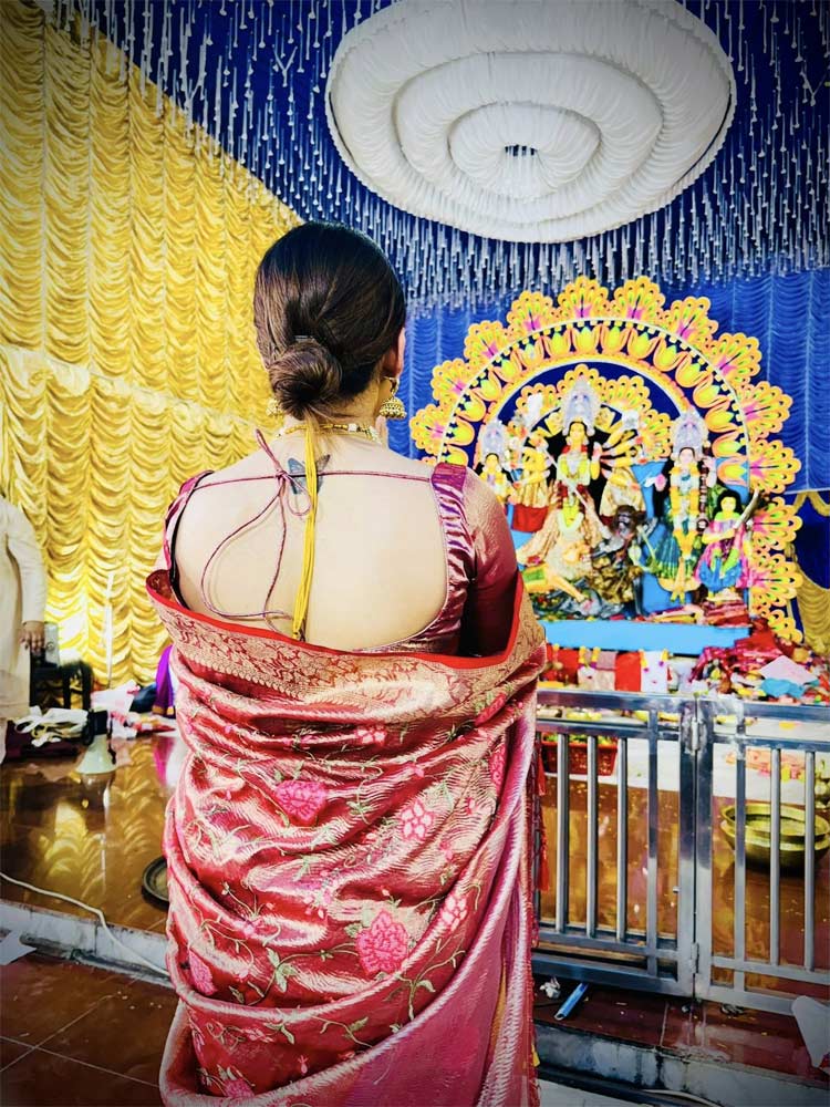 অষ্টমীতে পূজামণ্ডপে পূজা চেরি