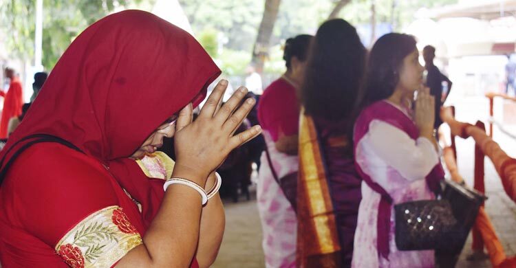 উৎসবমুখর পরিবেশে দুর্গাপূজা উদযাপনে তৎপর পুলিশ