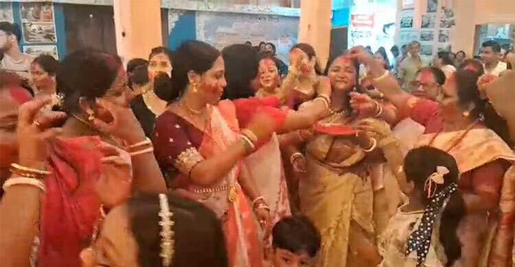 দশমীর দিনে সিঁদুর খেলায় মাতলো পশ্চিমবঙ্গবাসী