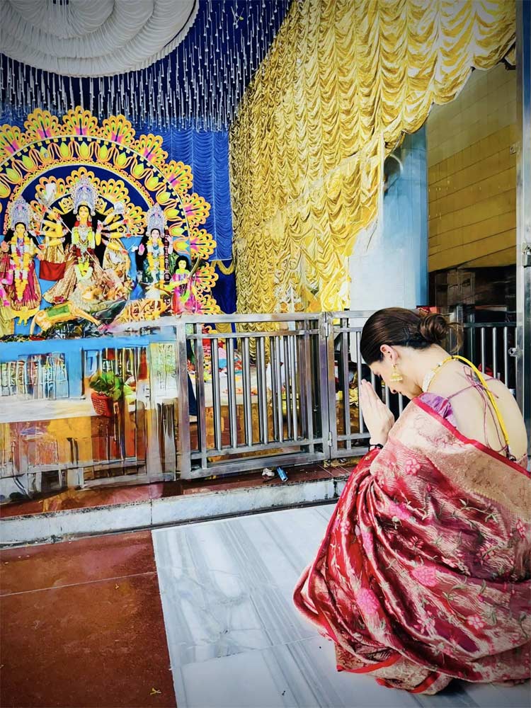 অষ্টমীতে পূজামণ্ডপে পূজা চেরি