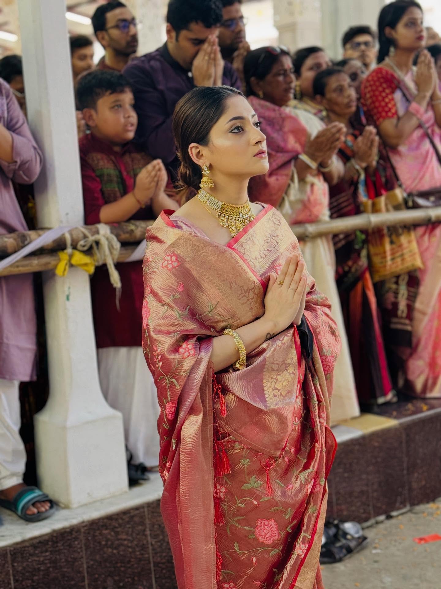 ভিন্ন সাজে পূজামণ্ডপে পূজা চেরী