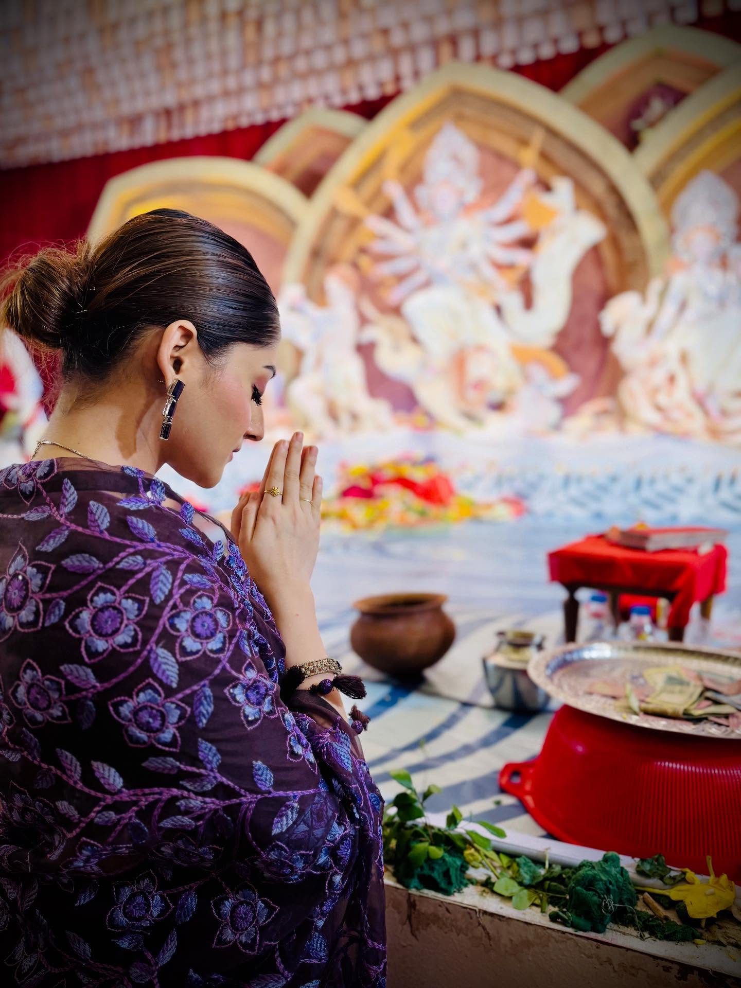 ভিন্ন সাজে পূজামণ্ডপে পূজা চেরী