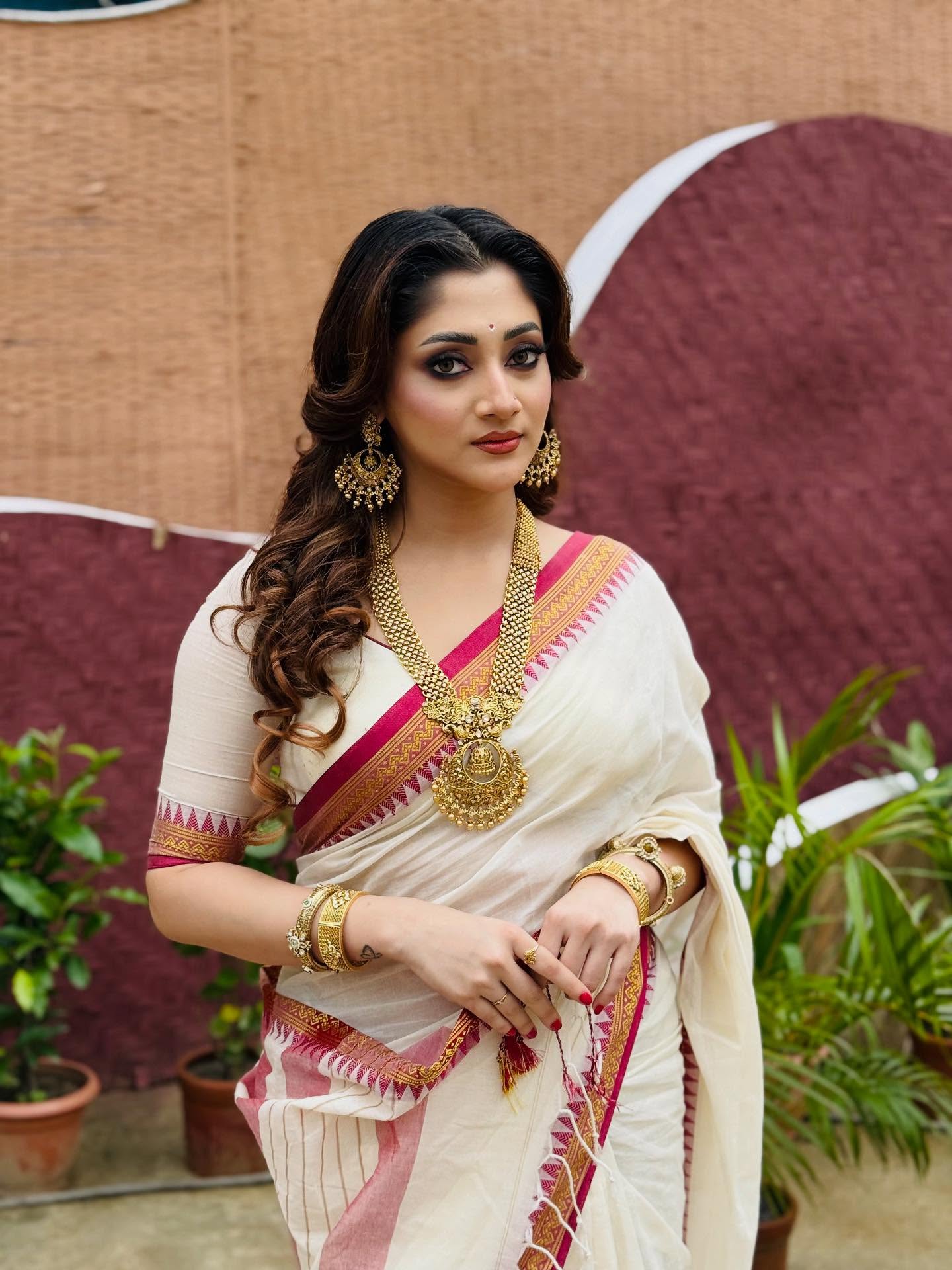 ভিন্ন সাজে পূজামণ্ডপে পূজা চেরী