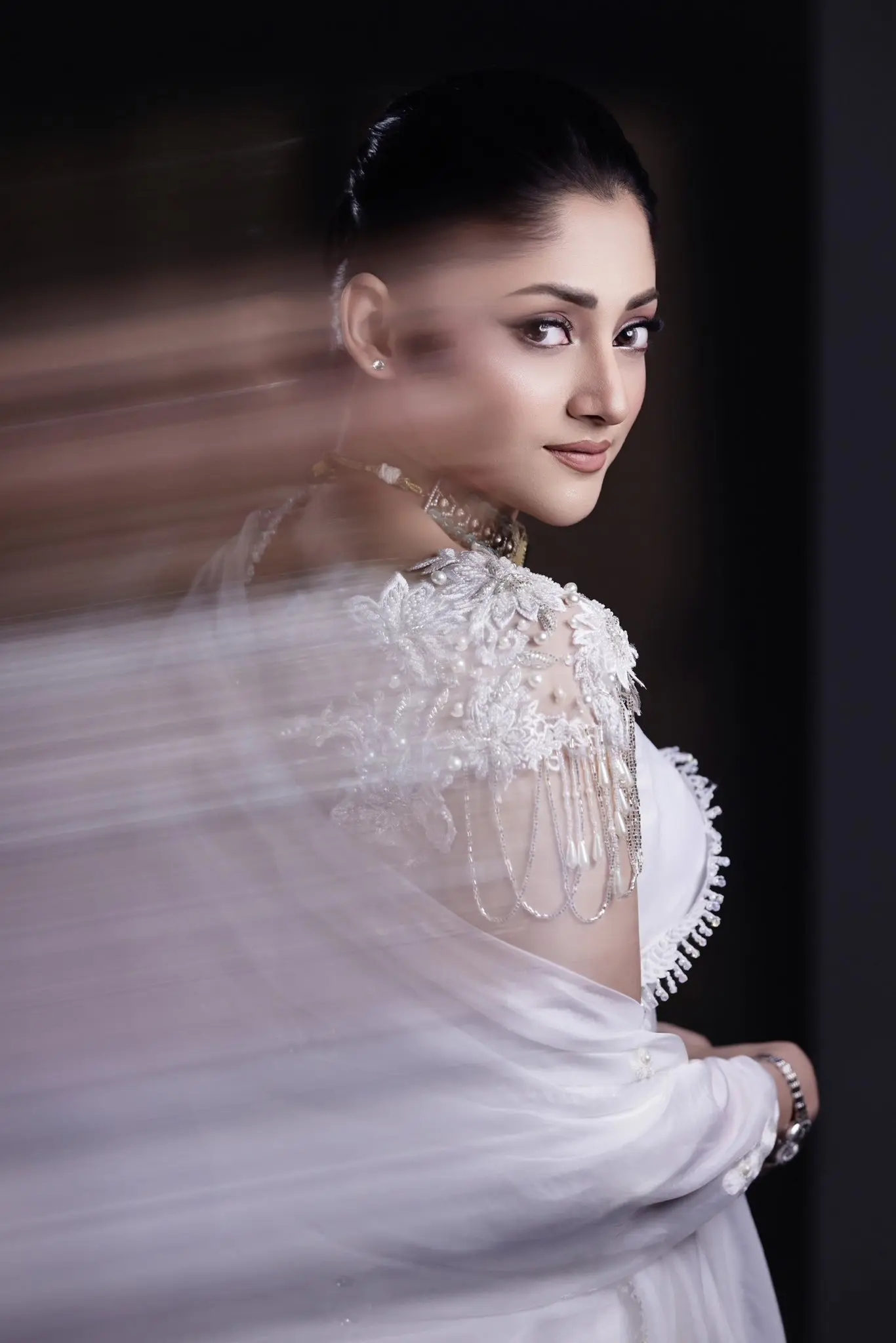 সাদা শাড়িতে পূজার নিঃশব্দ দীপ্তি