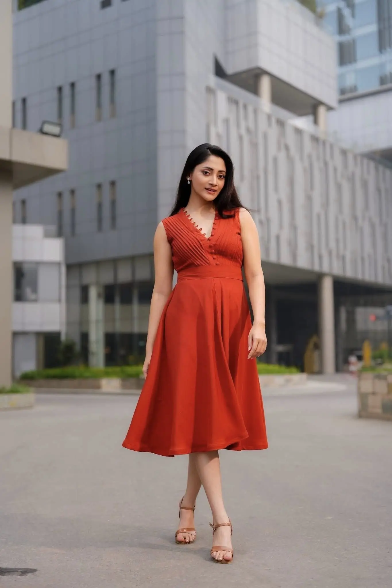 স্লিভলেস লুকে নজরকাড়া পূজা চেরি