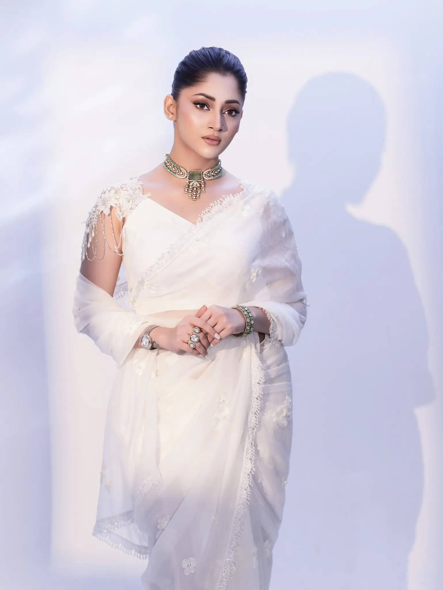 সাদা শাড়িতে পূজার নিঃশব্দ দীপ্তি