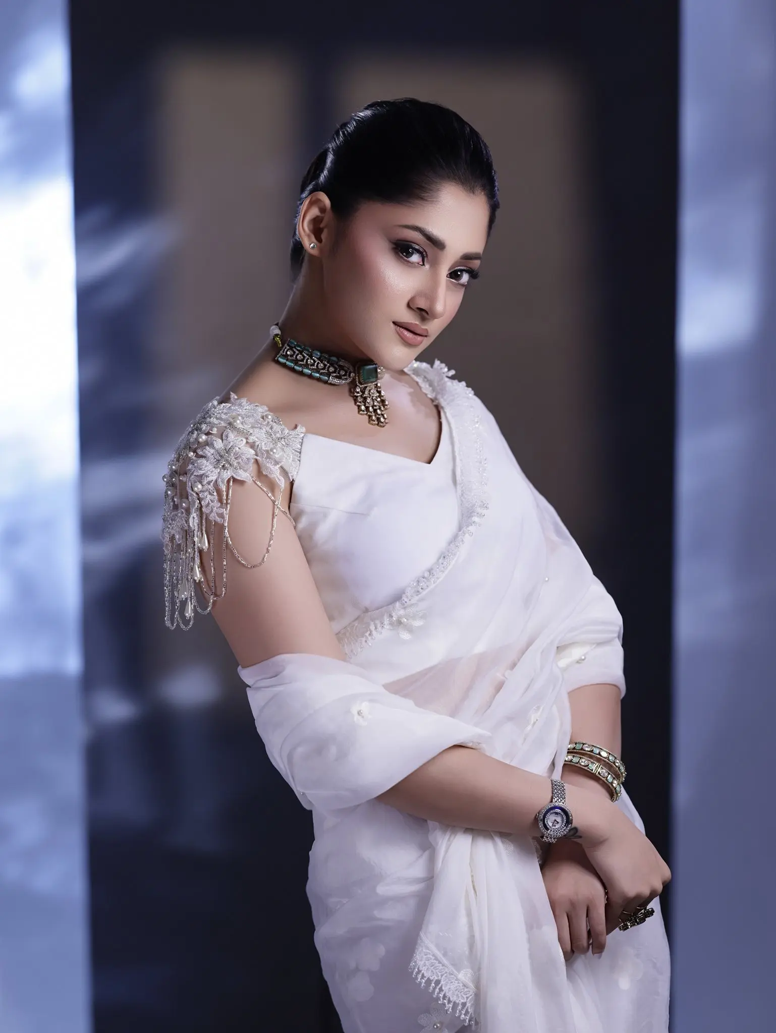 সাদা শাড়িতে পূজার নিঃশব্দ দীপ্তি