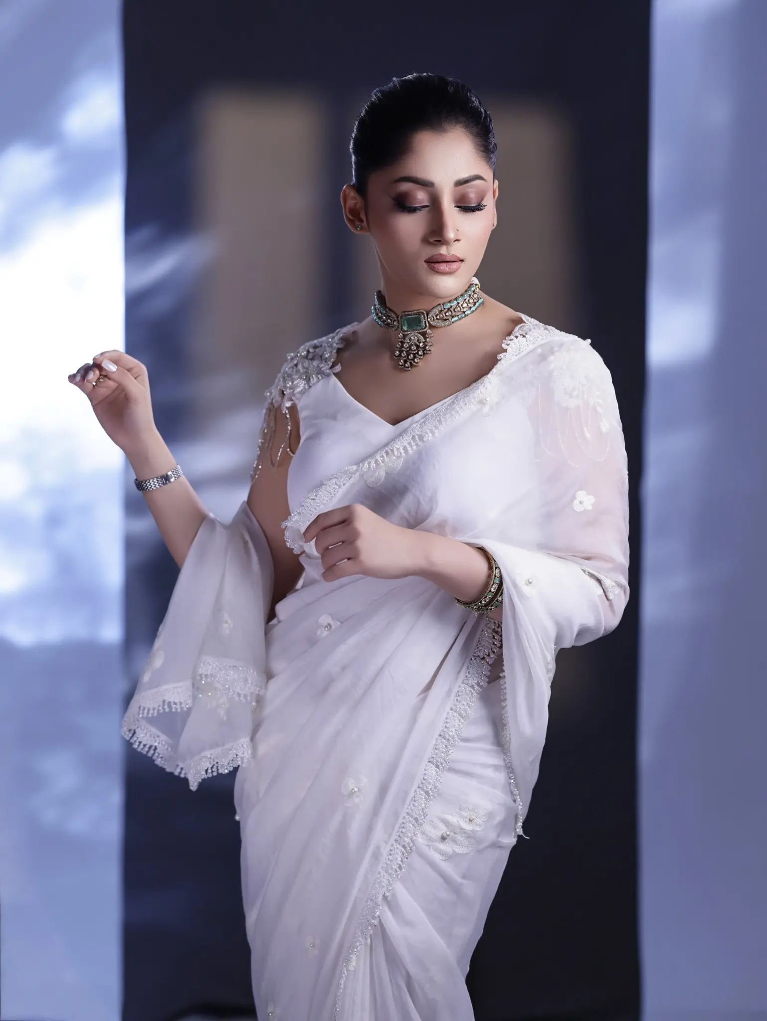 সাদা শাড়িতে পূজার নিঃশব্দ দীপ্তি