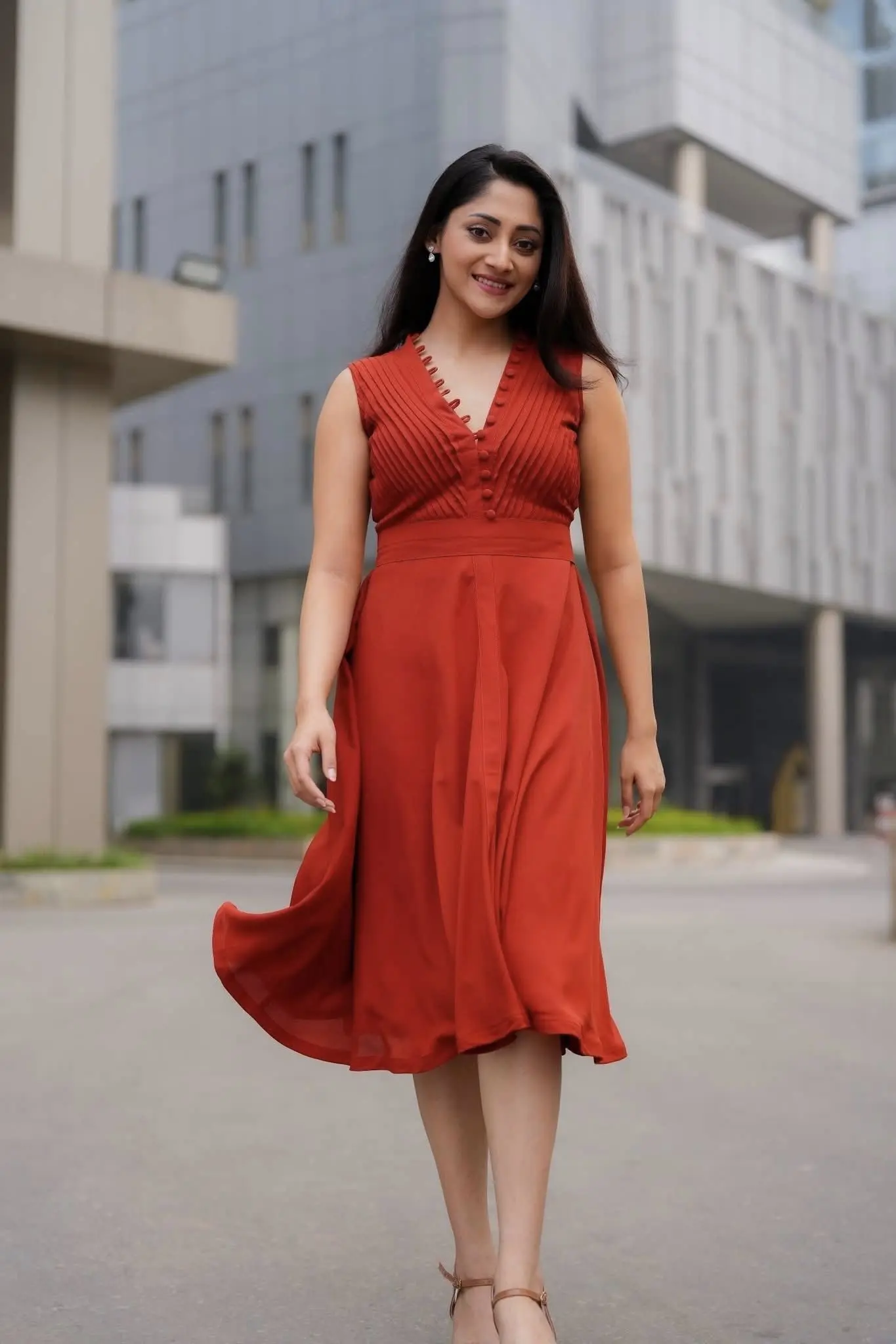 স্লিভলেস লুকে নজরকাড়া পূজা চেরি