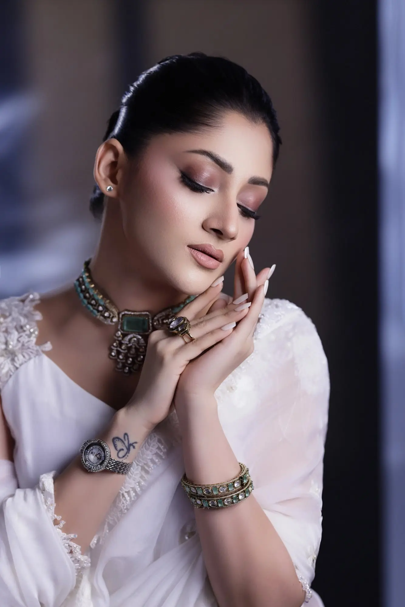 সাদা শাড়িতে পূজার নিঃশব্দ দীপ্তি