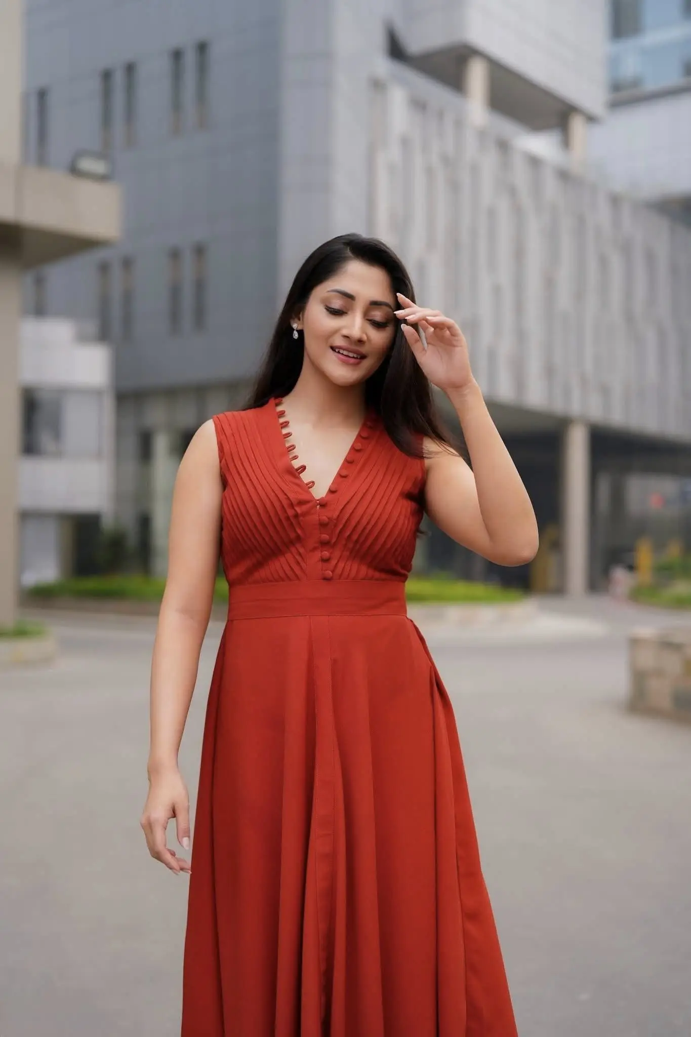 স্লিভলেস লুকে নজরকাড়া পূজা চেরি