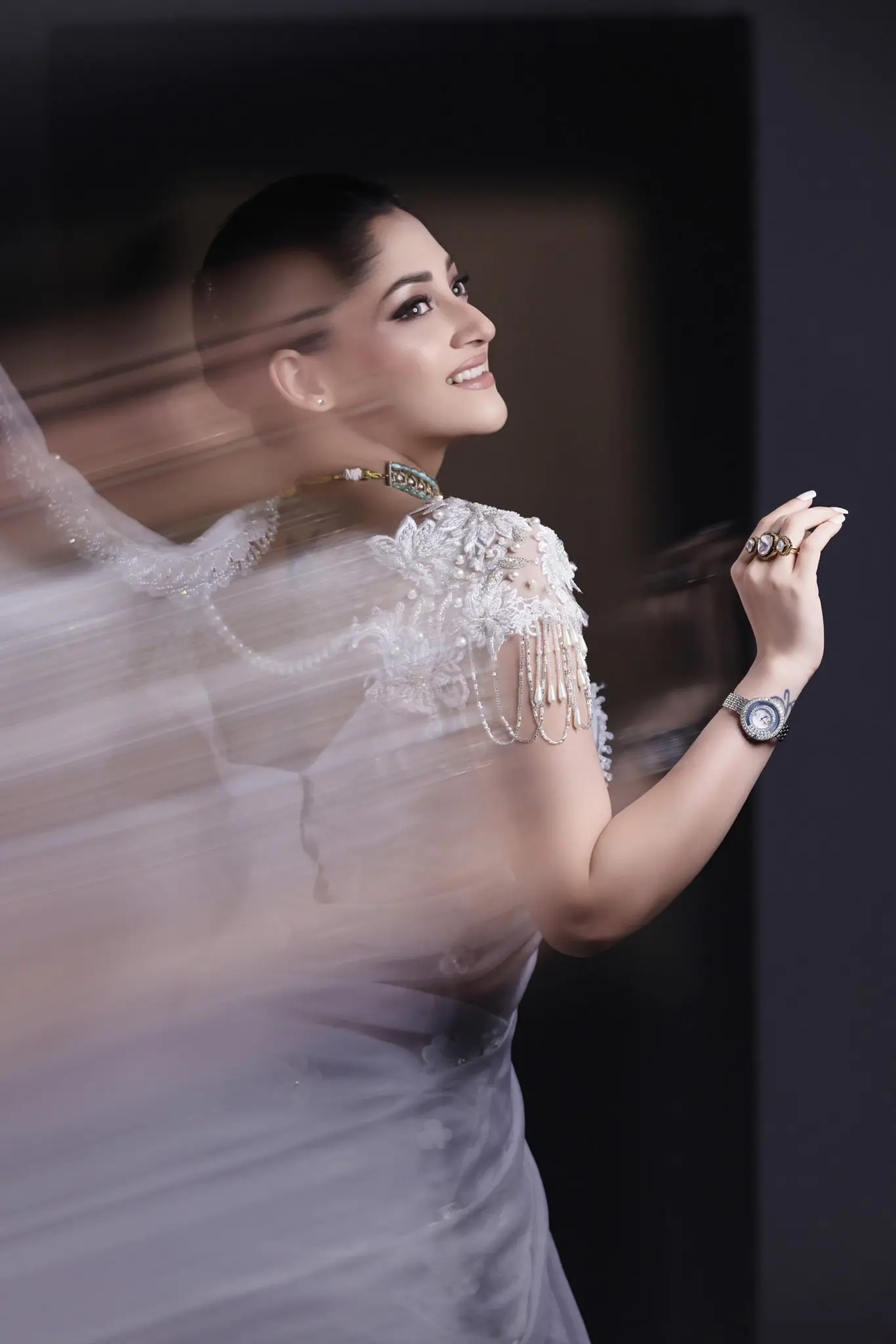 সাদা শাড়িতে পূজার নিঃশব্দ দীপ্তি