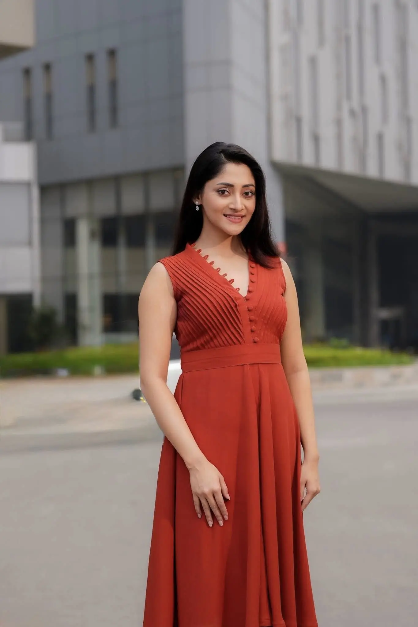 স্লিভলেস লুকে নজরকাড়া পূজা চেরি