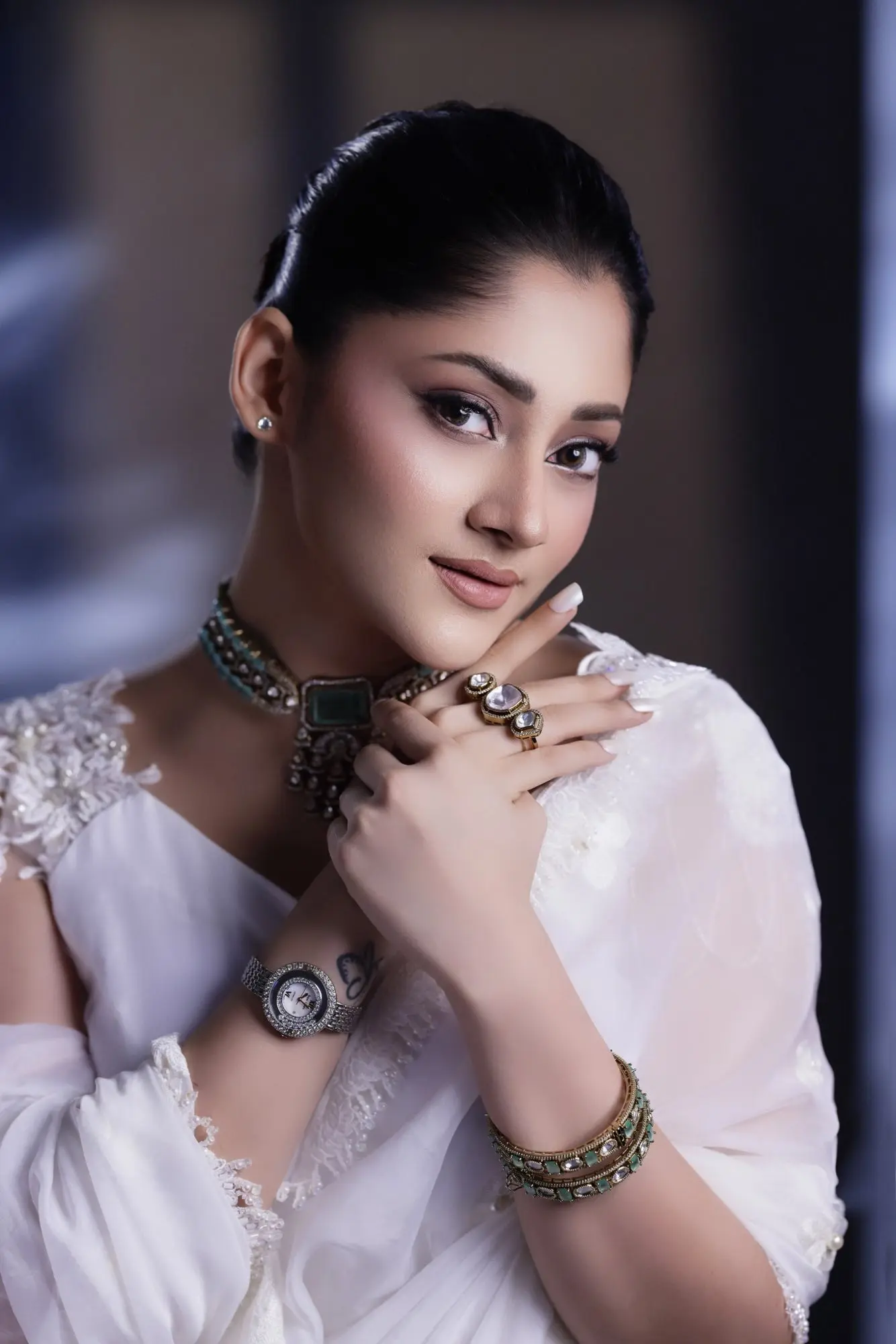 সাদা শাড়িতে পূজার নিঃশব্দ দীপ্তি