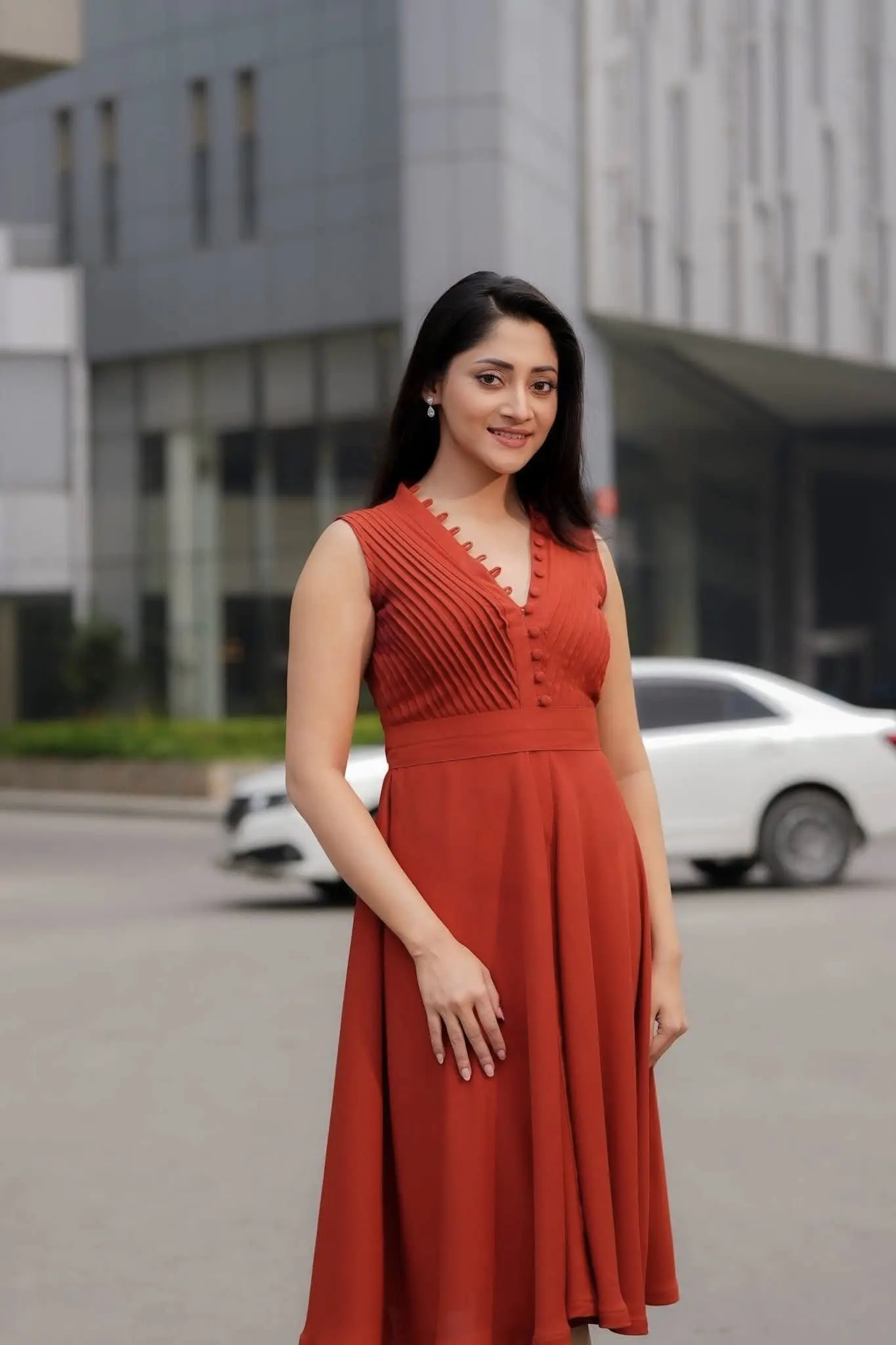 স্লিভলেস লুকে নজরকাড়া পূজা চেরি