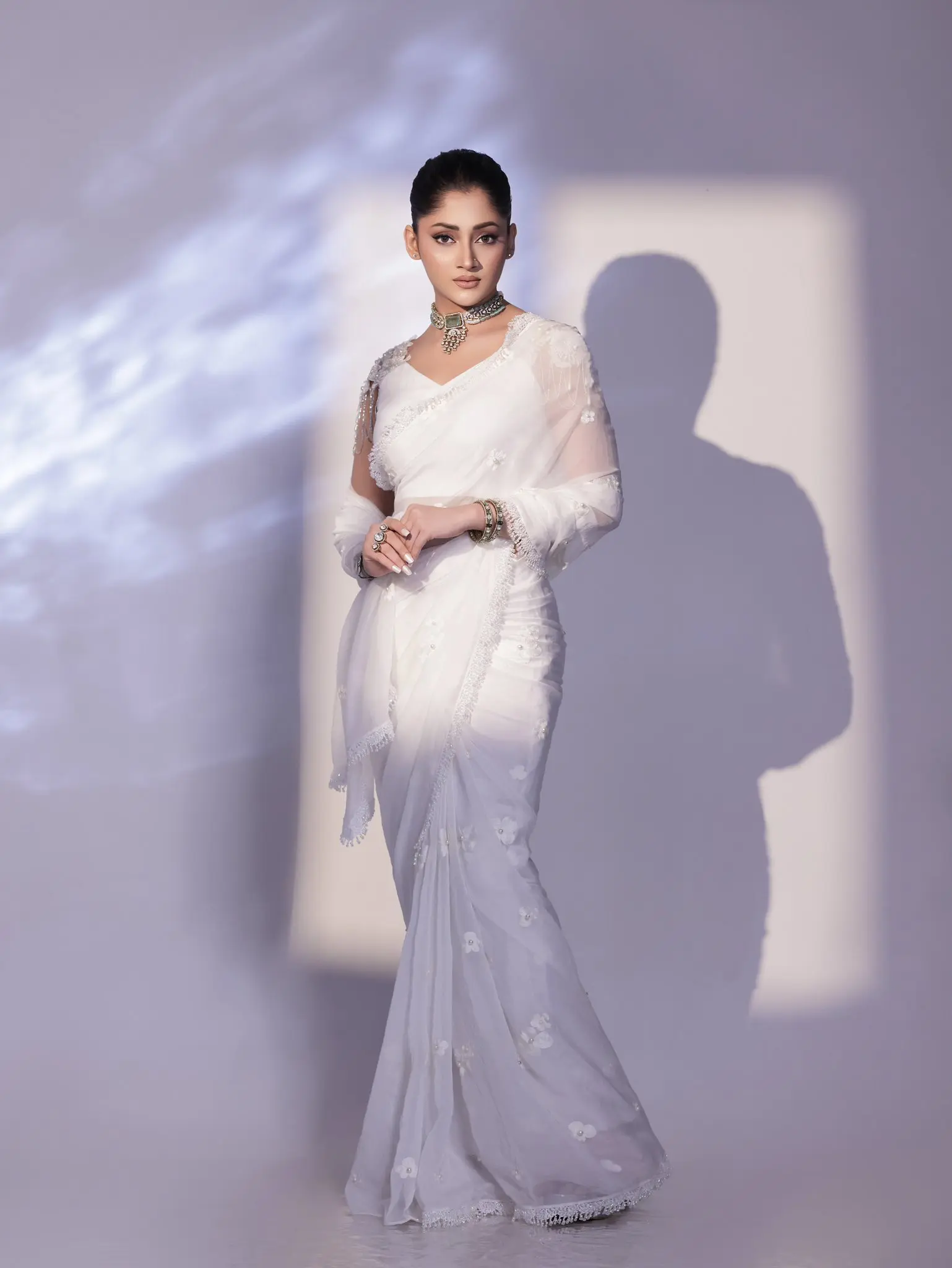 সাদা শাড়িতে পূজার নিঃশব্দ দীপ্তি