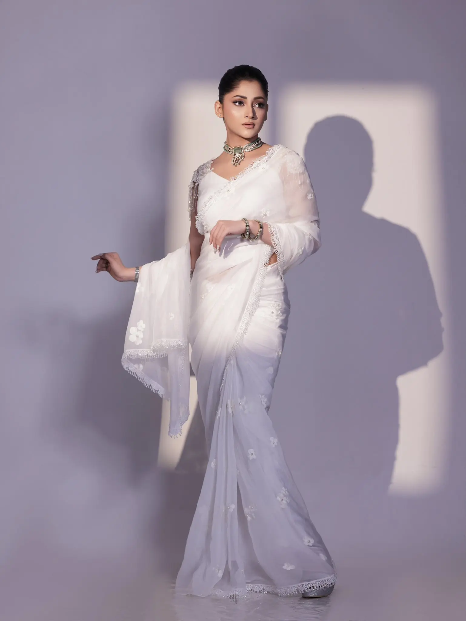 সাদা শাড়িতে পূজার নিঃশব্দ দীপ্তি