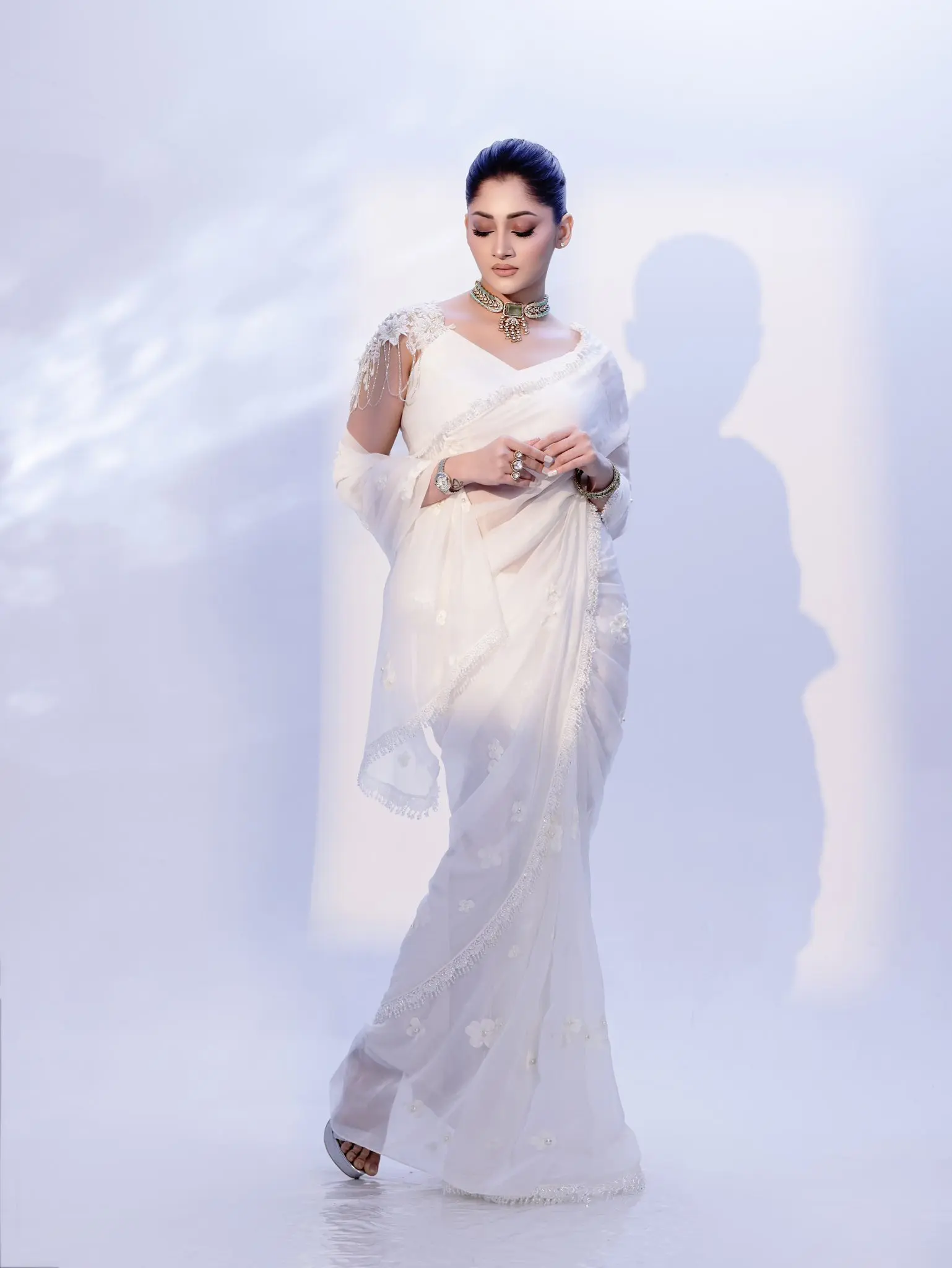 সাদা শাড়িতে পূজার নিঃশব্দ দীপ্তি