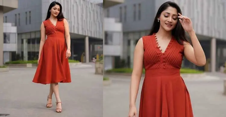 স্লিভলেস লুকে নজরকাড়া পূজা চেরি