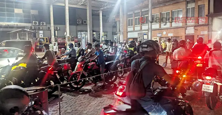 পাম্পে থাকছেন না &lsquo;ট্যাগ অফিসার&rsquo;, তেল বিতরণে সেই বিশৃঙ্খলা