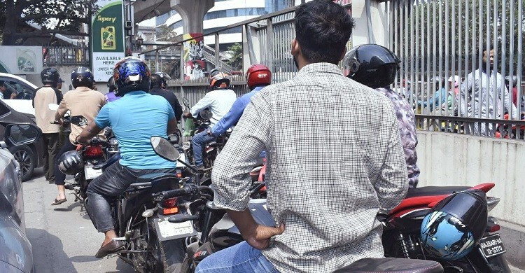 ‘যদি ফুরিয়ে যায়’ আতঙ্কে পাম্পে তেল নিতে দীর্ঘ লাইন 