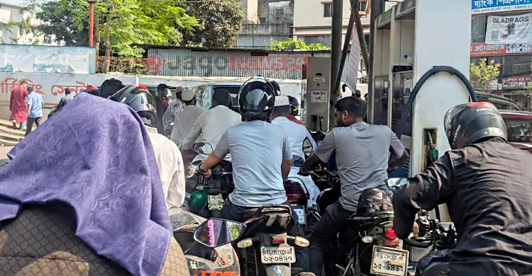 পাম্পে থাকছেন না &lsquo;ট্যাগ অফিসার&rsquo;, তেল বিতরণে সেই বিশৃঙ্খলা