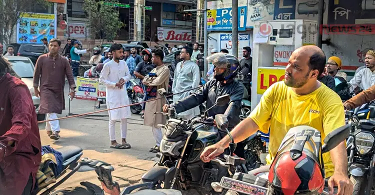পাম্পে থাকছেন না &lsquo;ট্যাগ অফিসার&rsquo;, তেল বিতরণে সেই বিশৃঙ্খলা