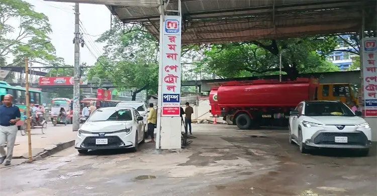 পাম্পে গেলেই মিলছে তেল