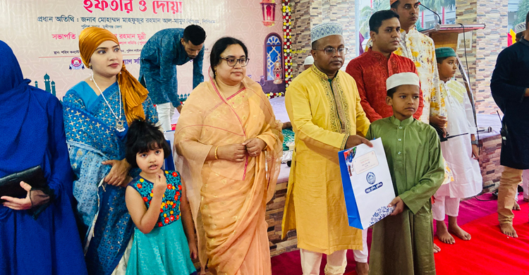 মাদরাসাছাত্রদের পুনাকের ঈদ উপহার