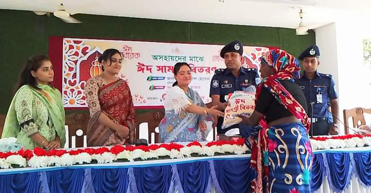 অসহায় ২০০ নারী পেলো পুনাকের ঈদ উপহার