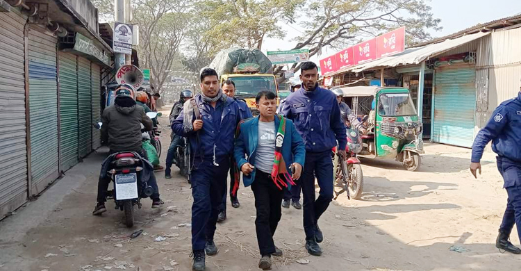 বাসস্ট্যান্ড দখল নিয়ে ধাওয়া-পাল্টা ধাওয়া, ককটেল বিস্ফোরণ