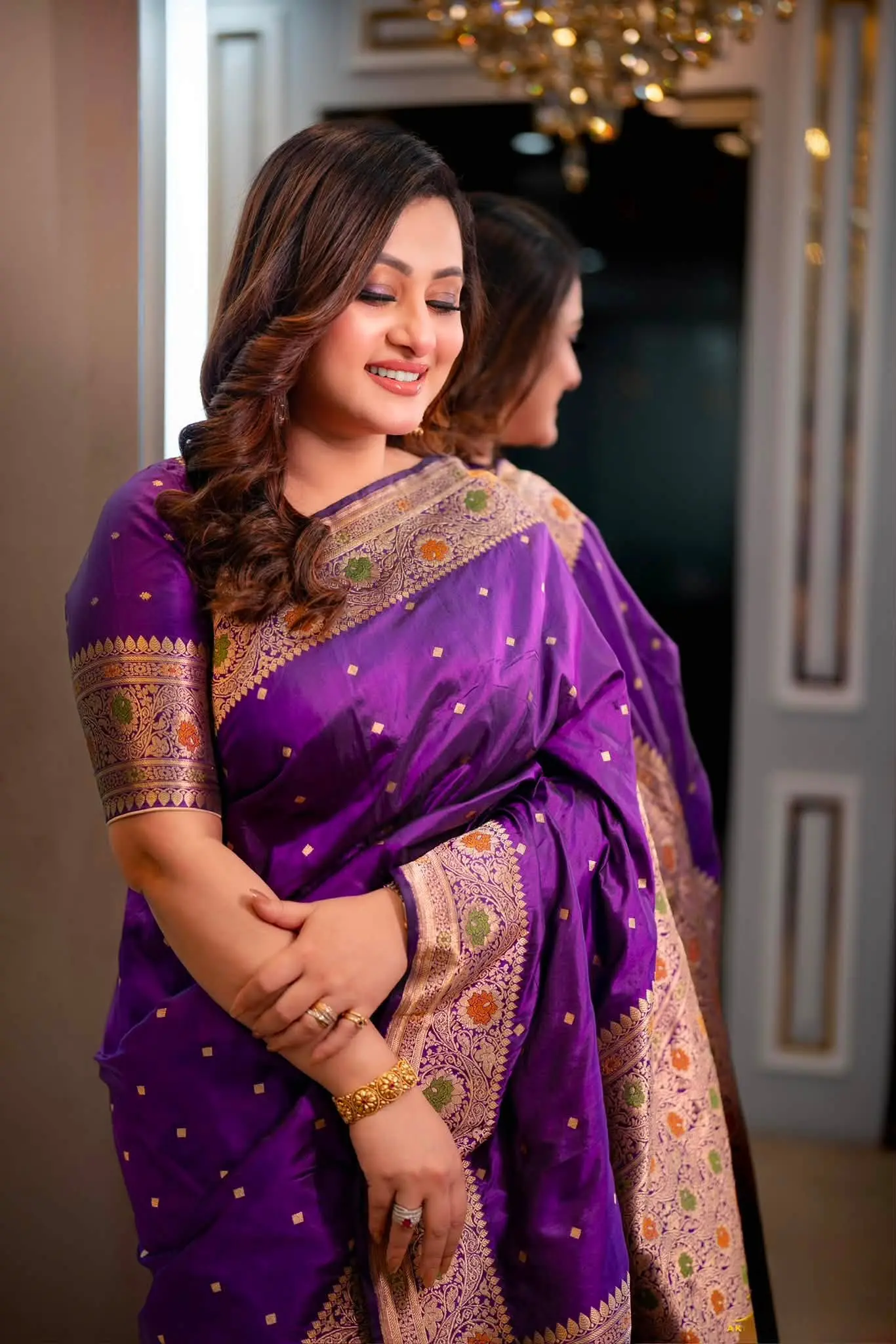 বেগুনি শাড়ির রাজকীয় সাজে মায়াবী পূর্ণিমা
