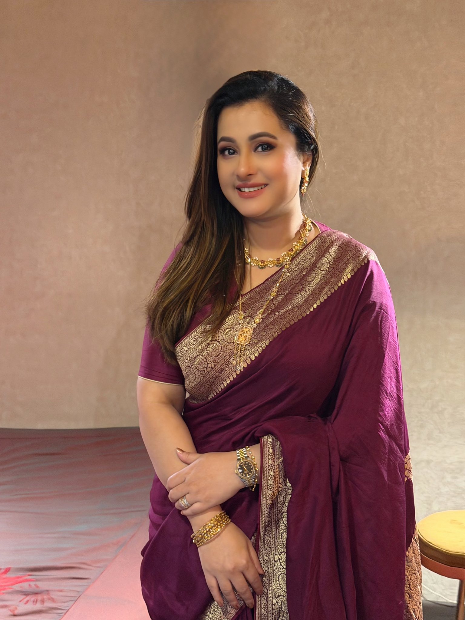 মেরুন শাড়িতে মোহময়ী পূর্ণিমা