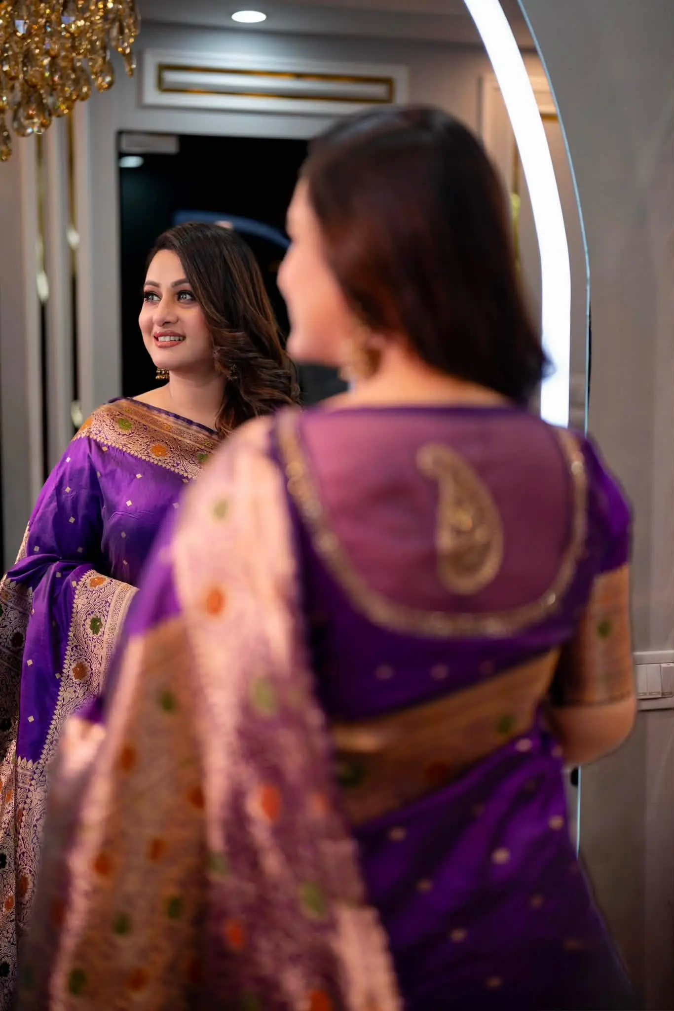 বেগুনি শাড়ির রাজকীয় সাজে মায়াবী পূর্ণিমা