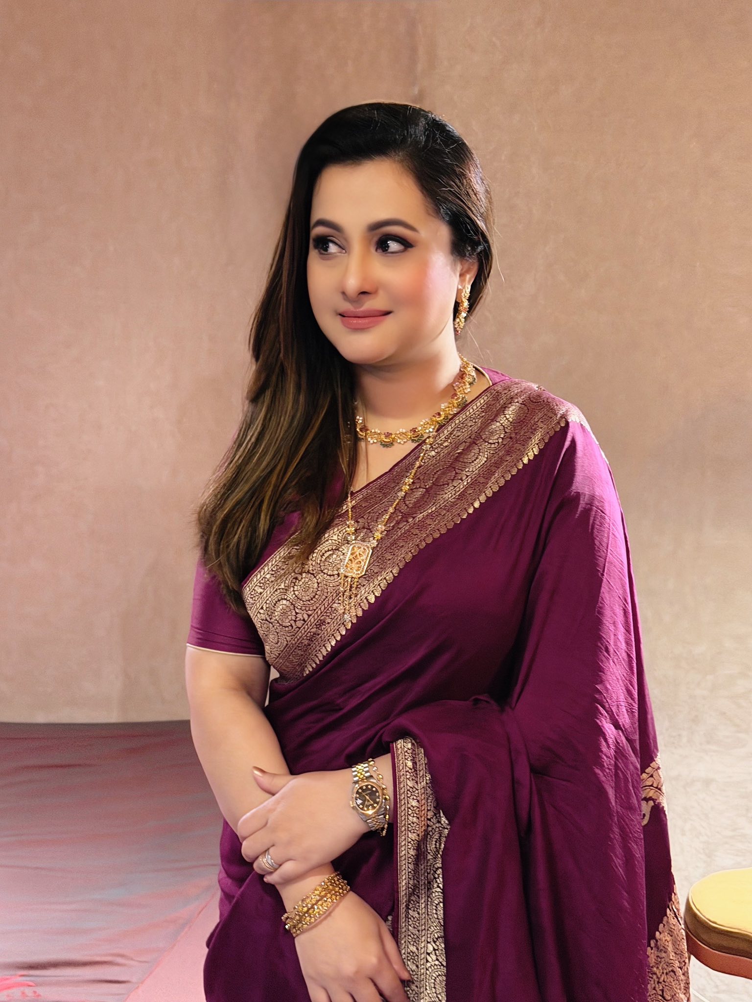 মেরুন শাড়িতে মোহময়ী পূর্ণিমা